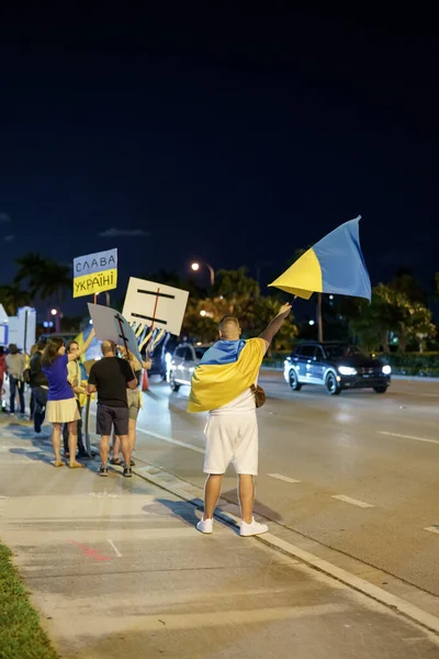 Hallandale, FL, ABD - 3 Mart 2022 Putin 'in Hallandale Ukrayna işgalini protesto