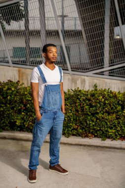 Tulum giymiş yakışıklı bir adamın fotoğrafı.