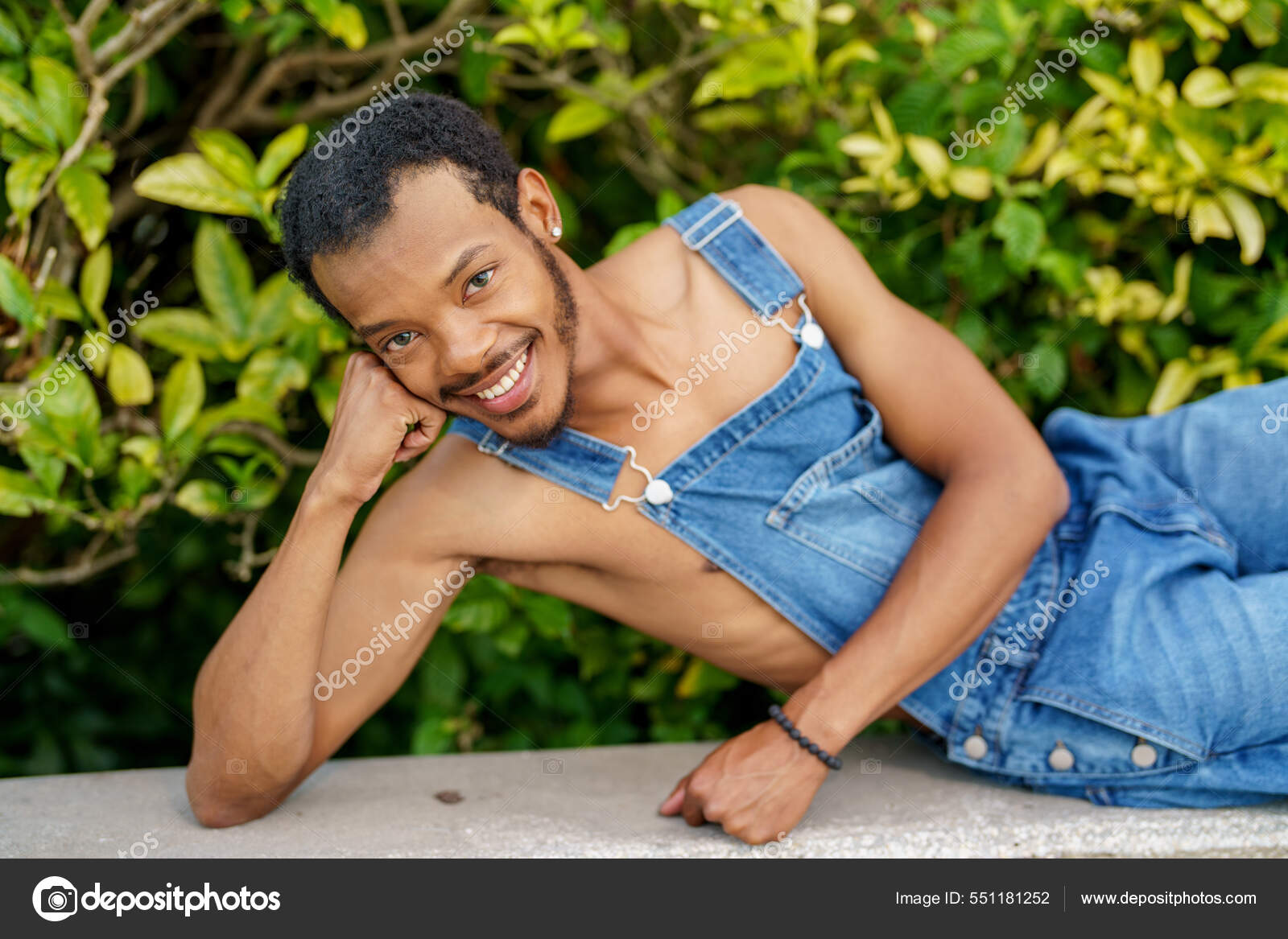 Modelo Masculino Afroamericano Overol Foto de stock 551181252 felixtm