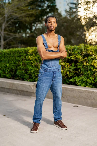 Africký Americký Mužský Model Pózující Montérkách — Stock fotografie