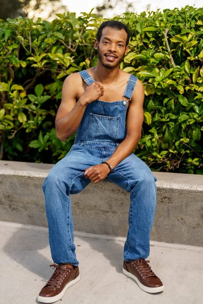 Bello Afro Americano Uomo Posa Tuta Lavoro Una Scena Del — Foto Stock