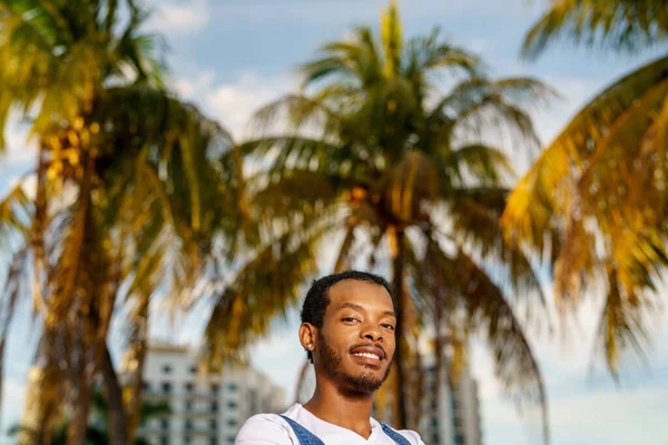 Portret Van Een Man Het Park Met Palmbomen Achtergrond — Stockfoto