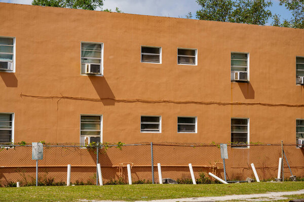 Майами, штат Флорида, США - 5 марта 2022 года: Вид на жилье с кондиционерами, висящими из окон