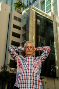 Adam kolları başının arkasında dururken uyuyor.