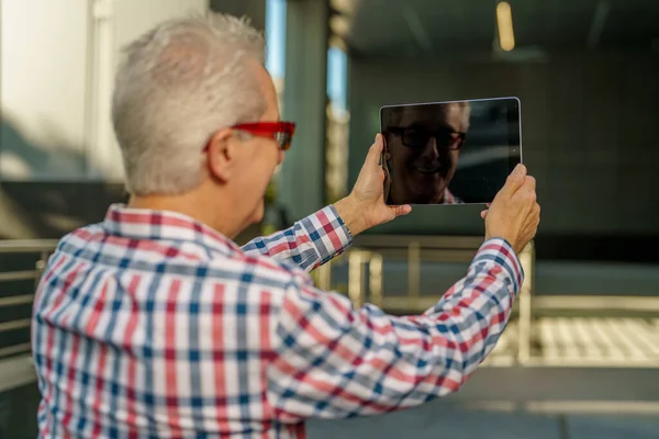 Reflexão Mans Uma Tela Tablet Digital Preto — Fotografia de Stock