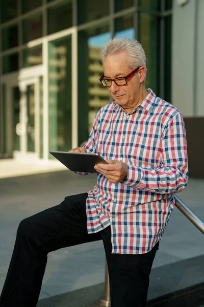 Foto Hombre Negocios Mirando Nueva Tableta Digital —  Fotos de Stock