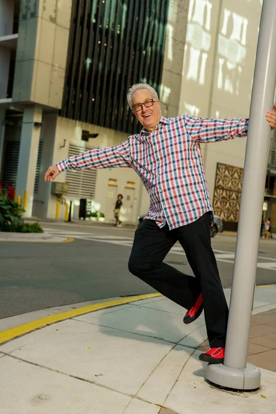 Homem Balançando Poste Lâmpada Rua Cidade — Fotografia de Stock