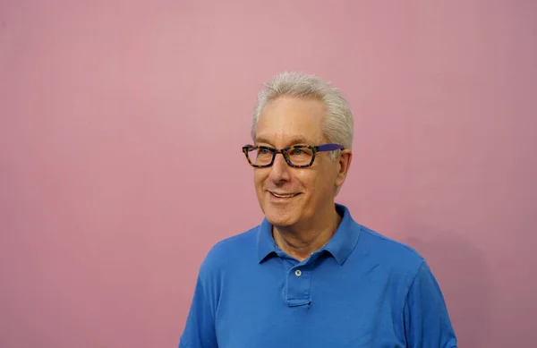 Hombre Viejo Guapo Camisa Azul Sobre Fondo Rosa — Foto de Stock