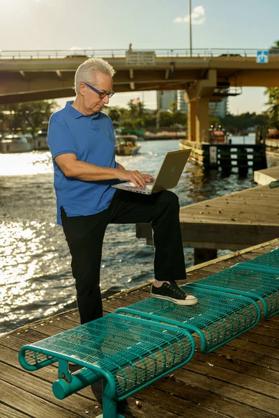 Empresário Trabalhando Campo Com Laptop Notebook Computador Seu Joelho — Fotografia de Stock