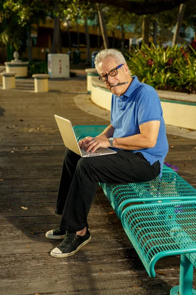 Old Businessman Working Outdoors His Notebook Computer Laptop — Stock Photo, Image