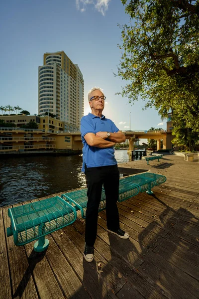 Fisheye Foto Eines Gutaussehenden Mannes Der Fort Lauderdale Fluss Posiert — Stockfoto