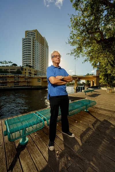 Fisheye Photo Pretty Man Posing Fort Lauderdale Біля Річки — стокове фото