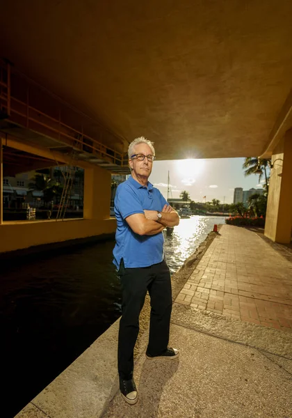 Homem Retroiluminado Pelo Sol Iluminado Com Caixa Macia Flash — Fotografia de Stock