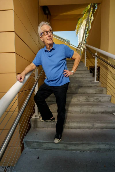 Hombre Posando Por Una Escalera Barandilla — Foto de Stock