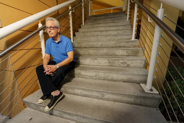 Merdivenlerde Oturan Bir Adam — Stok fotoğraf