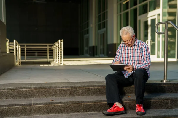 Cool Senior Businessman Working Tablet — Stock Photo, Image