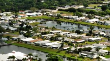 Florida Fort Pierce karavan parkı. 4k 7x yakınlaştırmalı hava görüntüsü