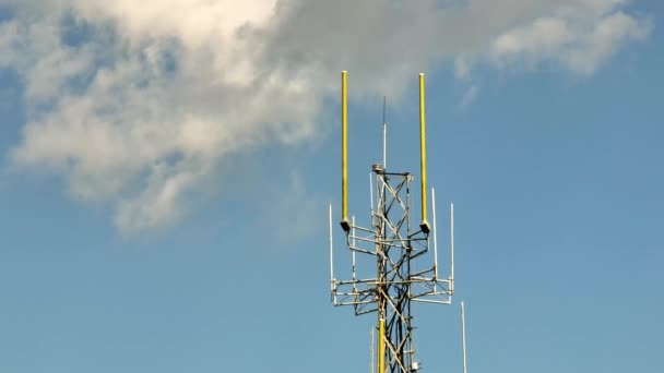 Torre Comunicación Celular Radio Elevándose Del Cielo Tierra — Vídeo de stock