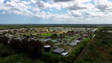 Port St. Lucie Florida 4k 60fps 'deki yerleşim yerlerinin insansız hava aracı görüntüleri.