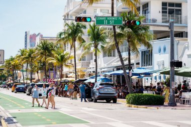 Miami Beach, FL, ABD - 12 Mart 2022 Ocean Drive 'da Bahar Tatili için turist kalabalığını gösteren sahne