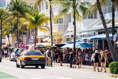 Miami Beach, FL, ABD - 12 Mart 2022 Ocean Drive 'da Bahar Tatili için turist kalabalığını gösteren sahne