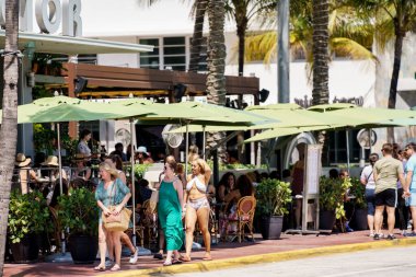 Miami Beach, FL, ABD - 12 Mart 2022 Ocean Drive 'da Bahar Tatili için turist kalabalığını gösteren sahne