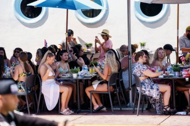 Miami Beach, FL, ABD - 12 Mart 2022 Ocean Drive 'da Bahar Tatili için turist kalabalığını gösteren sahne