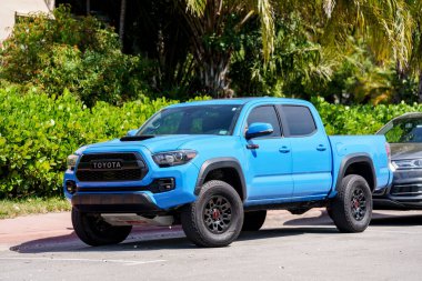 Miami Beach, FL, ABD - 12 Mart 2022: Yeni mavi bir Toyota Tacoma 4x4 kamyonetin fotoğrafı