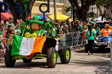 Hollywood, FL, ABD - 13 Mart 2022: 2022 St. Patrick Günü Geçit Töreni Fotoğrafları Hollywood 'un merkezinde.