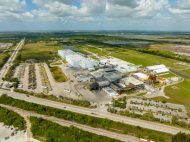 Fort Pierce, FL, ABD - 9 Mart 2022: Fort Pierce, Florida ABD 'deki Tropicana Factory' nin hava fotoğrafı
