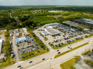 Fort Pierce, FL, ABD - 9 Mart 2022: Araba bayilerinin hava fotoğrafı