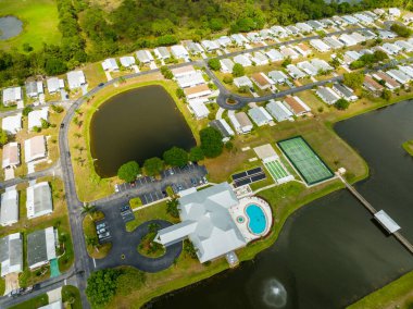 Fort Pierce FL 'de karavan evleri olan mobil ev parkları.