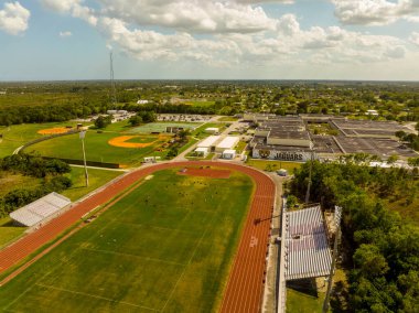 Port St Lucie, FL, ABD - 9 Mart 2022: Port St Lucie Lisesi Jaguarlar Evi 'nin hava fotoğrafı