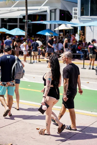 Miami Beach Usa Maret 2022 Pasangan Dengan Banyak Tato Berjalan — Stok Foto