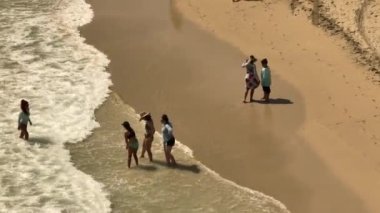 4k telefoto insansız hava aracı Miami sahilinde yürüyen insanlar.