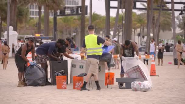 Tripulación Trabajadores Limpiando Basura Fort Lauderdale Beach Para Las Vacaciones — Vídeos de Stock