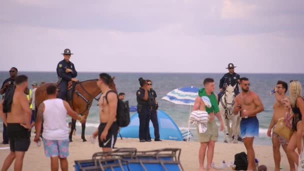 Polizei Auf Pferden Säubert Fort Lauderdale Beach Touristen Spring Break — Stockvideo