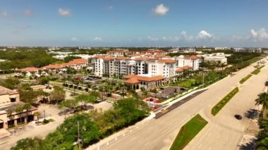 İnsansız hava aracı görüntüleri Manor Kırık Ses Apartmanları Boca Raton 4k 30fps