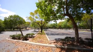 Otoparkı 4K olan genel ofis binası.