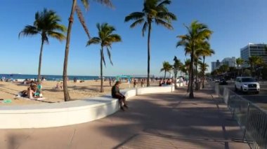 2022 bahar tatilinde Fort Lauderdale 'de üniversite öğrencileri.