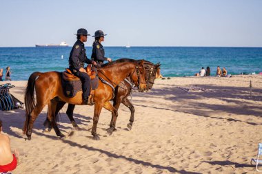 Fort Lauderdale, FL, ABD - 27 Mart 2022 Fort Lauderdale Beach Spring Break 'te devriye gezen atlar