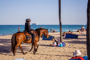 Fort Lauderdale, FL, ABD - 27 Mart 2022 Fort Lauderdale Beach Spring Break 'te devriye gezen atlar