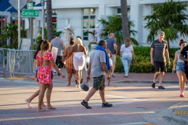 Fort Lauderdale, FL, ABD - 27 Mart 2022 A1A Fort Lauderdale FL 'den insanlar karşıya geçiyor