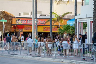 Fort Lauderdale, FL, ABD - 27 Mart 2022: A1A Fort Lauderdale Bahar Tatili boyunca yürüyen insanlar