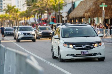 Fort Lauderdale, FL, ABD - 27 Mart 2022: İnsanlar Ft Lauderdale Beach A1A boyunca Honda Odyssey 'de araba kullanıyor