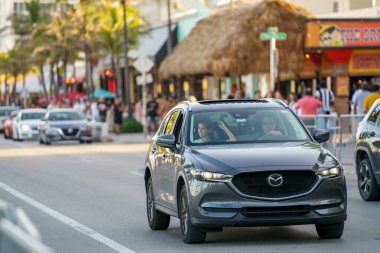 Fort Lauderdale, FL, ABD - 27 Mart 2022: A1A Fort Lauderdale Beach FL 'de araba süren çift