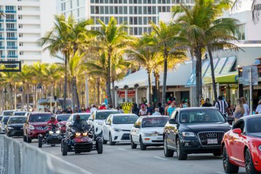 Fort Lauderdale, FL, ABD - 27 Mart 2022 Ft Lauderdale A1A trafik bahar tatili
