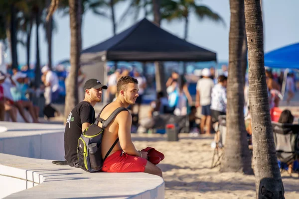 Fort Lauderdale Usa Marca 2022 Młodzi Mężczyźni Siedzący Przy Plaży — Zdjęcie stockowe