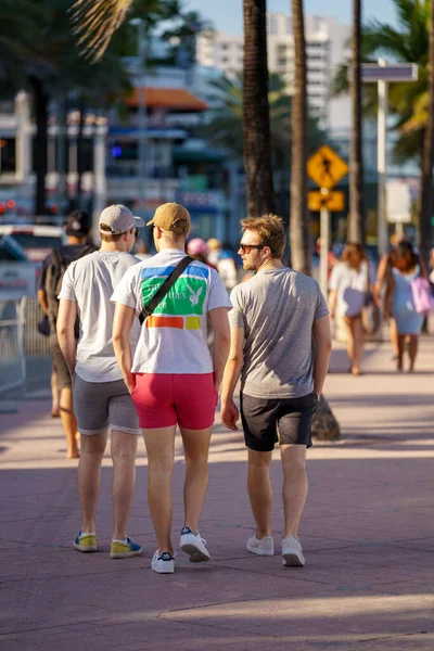 Fort Lauderdale Usa Mars 2022 Jeunes Hommes Blancs Marchant Sur — Photo