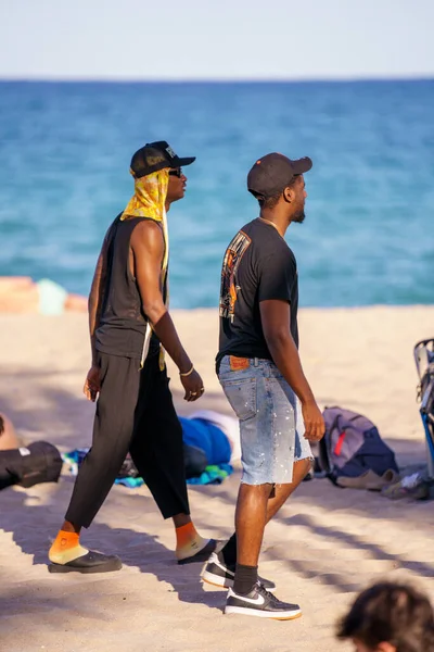 2022年3月27日アメリカ合衆国フロリダ州フォートローダーデール 春休み中に砂の上を歩く若いアフリカ系アメリカ人男性 — ストック写真